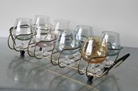 Vintage, Weingläser, Wassergläser, bunte Gläser in Halterung, irisierend, Böhmen, 50er Jahre, MidCentury, Wohndesign